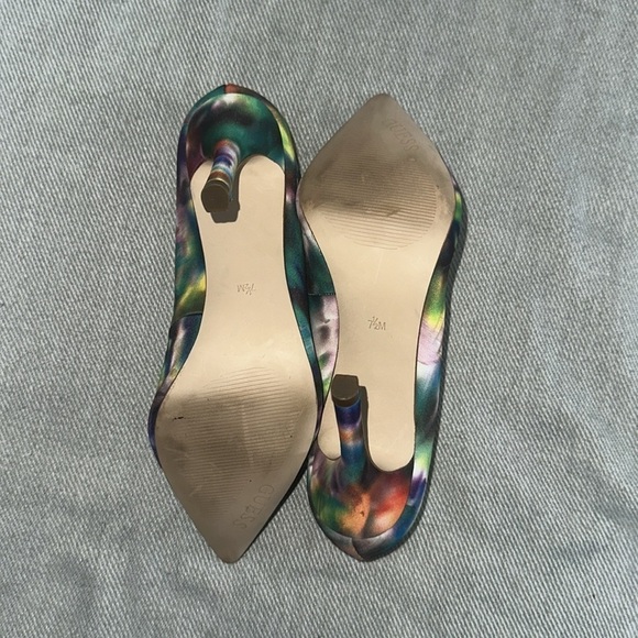 GUESS Pumps W/ Unique Print - Picture 5 of 8